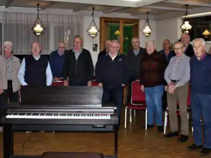 Bei den Proben: Die Mitglieder des MGV &bdquo;S&auml;ngerrunde&ldquo; Edewecht mit Dirigentin Magdalena Sch&auml;fer-L&uuml;tge (links).