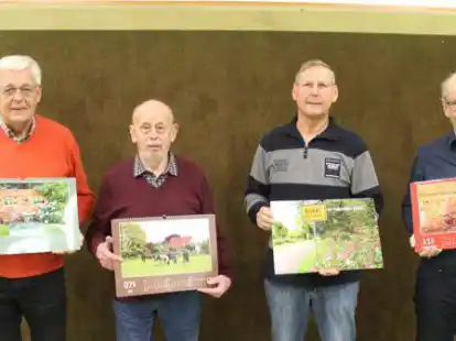 Pr&auml;sentierten den neuen Bokel-Kalender: Enno Kruse (v.l.), Heinz Friedrichs, Willy Peper und Eckard Klages.