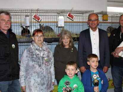 Kaninchenschau in Wahnbek (von links): Theo Hackmann, Gerda Lewedag, Christiane Mandel, Lars Krause, Guido Alwon und die Nachwuchsz&uuml;chter Hinderk B&uuml;&szlig;el (vorne, links) und Bennet Munder