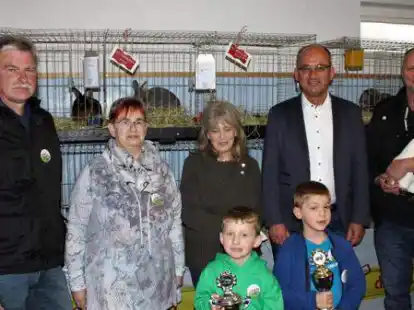 Kaninchenschau in Wahnbek (von links): Theo Hackmann, Gerda Lewedag, Christiane Mandel, Lars Krause, Guido Alwon und die Nachwuchsz&uuml;chter Hinderk B&uuml;&szlig;el (vorne, links) und Bennet Munder