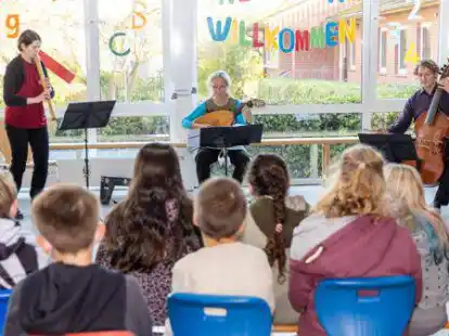 Alte Musik im Klassenzimmer: Das Ensemble LaNinfea war am Dienstag zu Gast in der Grundschule Kleibrok.