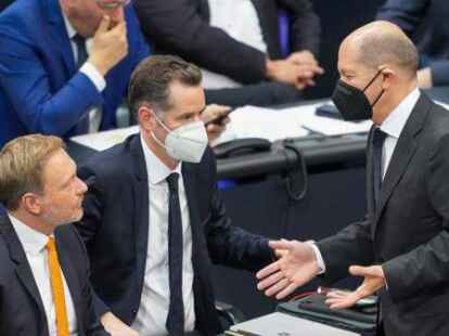 Olaf Scholz (rechts), SPD-Kanzlerkandidat und Bundesminister der Finanzen, unterh&auml;lt sich bei der Sitzung des Bundestags Christian Lindner, Fraktionsvorsitzender und Parteivorsitzender der FDP, und Christian D&uuml;rr, FDP-Bundestagsabgeordneter.