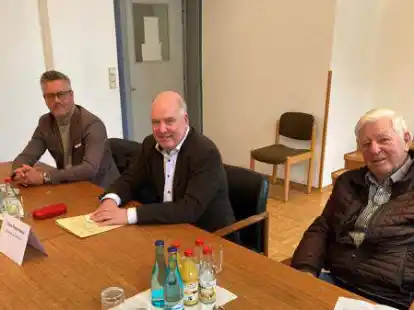 Stellten den Plan f&uuml;r den diesj&auml;hrigen Weihnachtsmarkt in Leer vor (v.l.): Andreas Fricke, Vorsitzender der Werbegemeinschaft, B&uuml;rgermeister Claus-Peter Horst, und Karl-Heinz Langenscheidt, Vorsitzender des Vereins Reisender Schausteller Ostfriesland.