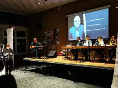 Lara Wiechmann (von links) und Leonard Schalkau, Michael Rackemann, Reinhard Rakow, Cornelia Josephs, Rosa Povah und Lisa Marie Hinz bei der Vorstellung ihrer Beitr&auml;ge zur Gedenkveranstaltung.