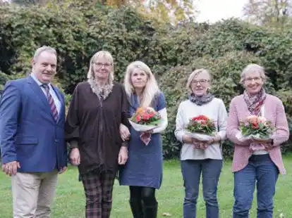 Mit Blumenstr&auml;u&szlig;en und Urkunden danken B&uuml;rgermeister Yves Nagel und Ulrike Krone von der Verwaltung den Arbeitsjubilaren Sigrid Sulecki, Heidi Kolweyh und Anke Bag.