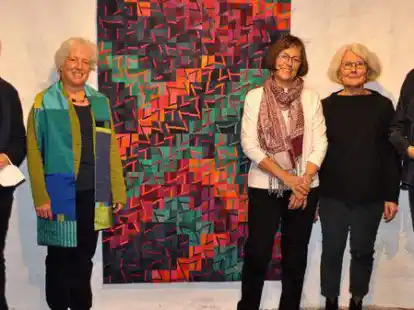 Die K&uuml;nstlerinnen (von links) Christa Ebert, Annette Tatchen, Martraud Lepper und Ingrid Struckmeyer stellen ihre Quilts derzeit in der Seefelder M&uuml;hle aus. Bei der Er&ouml;ffnung wurden sie von Meike Jan&szlig;en (rechts) begr&uuml;&szlig;t.