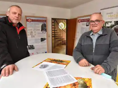 &bdquo;Habt Ihr sch&ouml;n hingekriegt&ldquo;: Hintes B&uuml;rgermeister Uwe Redenius (l.) &uuml;ber die Ausstellung, die auf Initiative von Dorfk&uuml;mmerer Heinrich Hallwa&szlig; in Abbingwehr in einem leerstehenden Wohnhaus untergebracht ist.