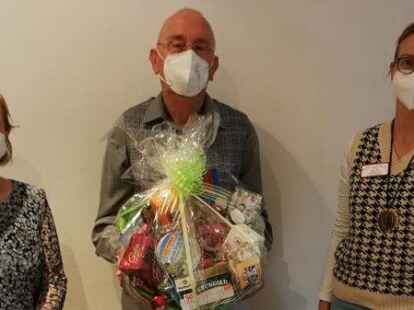 Verabschiedung: Siegfried Scholz mit Jacqueline M&uuml;ller (links) und Julia Blok vom Alten- und Pflegeheim Am Wall.