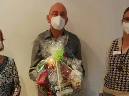 Verabschiedung: Siegfried Scholz mit Jacqueline M&uuml;ller (links) und Julia Blok vom Alten- und Pflegeheim Am Wall.