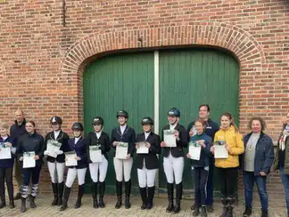 Beim Braaklander Reitclub fanden jetzt Pr&uuml;fungen f&uuml;r den Pferdef&uuml;hrerschein und das Reitabzeichen statt.
