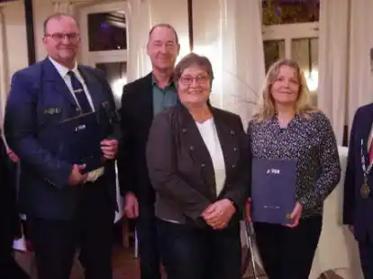 Axel Weber (THW), Uwe Mintken (F&ouml;rderverein Grundschule Harlinger Weg) Elfriede Wichmann und Sabine Determann (Team Franziskusgarten) erhielten den Ehrenamtspreis der Stadt Jever. Dana Ehlert (Stadt) und B&uuml;rgermeister Jan Edo Albers gratulierten.