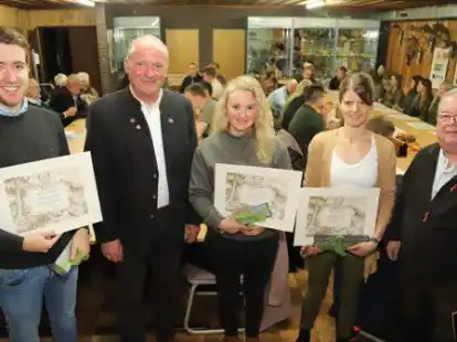 Die Pr&uuml;fungsbesten beim &bdquo;Gr&uuml;nen Abitur&ldquo; der Kreisj&auml;gerschaft Cloppenburg wurden besonders geehrt: Moritz Timphaus (von links), Harald Nienaber (Stv. Vorsitzender), Janet Wielenberg, Dr. Anne Dolberg,  Herbert Pitann (Kreisj&auml;germeister).