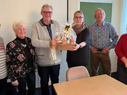 Albert Mumme (3. von links) bekam Abschiedsgeschenke von Helga Drees, Marlies Strauch, Sonja Br&ouml;dje, Hermann Noelcke und Ursula Freese (von links) &uuml;berreicht.