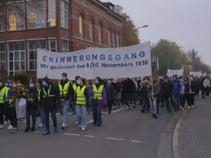 Beeindruckendes Zeichen: Hunderte Menschen zogen in Erinnerung an die von den Nationalsozialisten verschleppten und ermordeten Oldenburger Juden durch die Stadt.