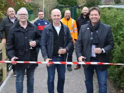 Ralph Kr&uuml;mpelmann, Axel Auffarth und Axel Linneweber (vorne von links) sowie Hannes Hausburg, Ralph Weck, Erik Blarr und Eike Bartzsch (hinten von links) weihten den neuen Fu&szlig;weg in Burhave ein.