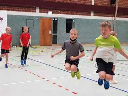 Viel Spa&szlig; am Seilspringen: Die Sch&uuml;lerinnen und Sch&uuml;ler der Grundschule Petersdorf zeigen ihr K&ouml;nnen mit dem Springseil. Foto: