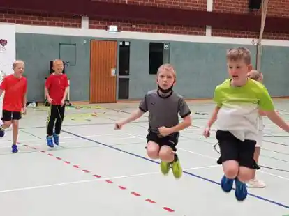 Viel Spa&szlig; am Seilspringen: Die Sch&uuml;lerinnen und Sch&uuml;ler der Grundschule Petersdorf zeigen ihr K&ouml;nnen mit dem Springseil. Foto: