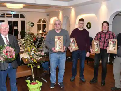 Einen Obstbaum als Dankesch&ouml;n erhielt Winkelsetts langj&auml;hriger B&uuml;rgermeister Willi Beneke (von links). Ebenfalls aus dem Gemeinderat verabschiedet wurden Michael Witte, Hermann Hartlage, Andreas Tepe und Andreas Mikutta.