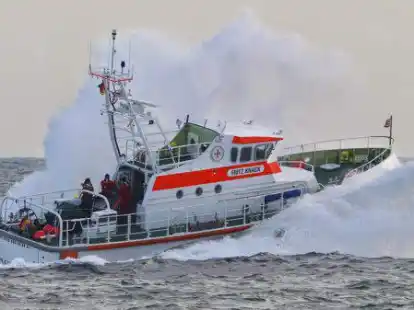 Bei jedem Wetter Seenotretter: Zu zahlreichen Eins&auml;tzen werden die Besatzungen der DGzRS bei schlechtem Wetter gerufen &ndash; hier der Seenotrettungskreuzer Fritz Knack.