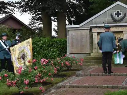 An mehreren Ehrenmalen im Saterland werden am Sonntag anl&auml;sslich des Volkstrauertages wieder Kr&auml;nze niedergelegt (wie auf dem Bild in Scharrel).