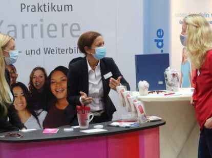 Der direkte Kontakt am Messestand:  Arbeitgeber und -nehmer treffen bei der Jobmesse Oldenburg (wie hier im Jahr 2020) zusammen.