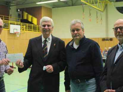 Kann das Geld nun f&uuml;r den Pilsumer Nachwuchs ausgeben: Ortsvorsteher Lutz Gosepath (l.). Zur Verf&uuml;gung stellten die 510 Euro die drei Fraktionschefs (v. l.) Alfred Jacobsen (SPD), Heiko Ringena (fbl) und Garrelt Agena (B&uuml;ndnis 90 / Die Gr&uuml;nen).