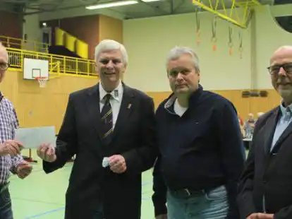 Kann das Geld nun f&uuml;r den Pilsumer Nachwuchs ausgeben: Ortsvorsteher Lutz Gosepath (l.). Zur Verf&uuml;gung stellten die 510 Euro die drei Fraktionschefs (v. l.) Alfred Jacobsen (SPD), Heiko Ringena (fbl) und Garrelt Agena (B&uuml;ndnis 90 / Die Gr&uuml;nen).