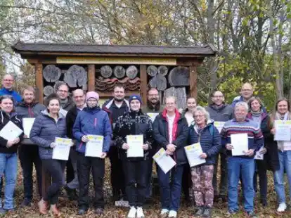 Erfolgreiche Absolventen: Auf dem Gel&auml;nde des Imkervereins Delmenhorst und Umgebung haben 24 Jungimker ihre Urkunden &uuml;berreicht bekommen.