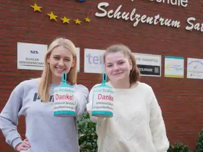 Auch Vanessa Ibelings (links) und Mariella Arens ziehen in den n&auml;chsten Tagen im Saterland mit ihren Sammelb&uuml;chsen von Haus zu Haus.