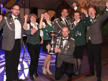Gewinner des Jubil&auml;umspokals: Beim Jubil&auml;umsball des Ammerl&auml;nder Sch&uuml;tzenbundes in Osterscheps erhielt der Sch&uuml;tzenverein Petersfehn den Pokal &uuml;berreicht.