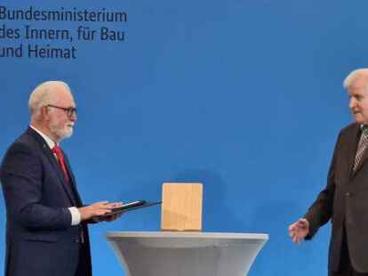 Verleihung in Berlin: Karl-Peter Schramm erhielt von Bundesinnenminister Horst Seehofer das Bundesverdienstkreuz mit Urkunde.