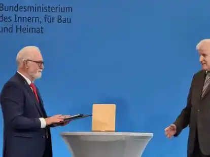 Verleihung in Berlin: Karl-Peter Schramm erhielt von Bundesinnenminister Horst Seehofer das Bundesverdienstkreuz mit Urkunde.