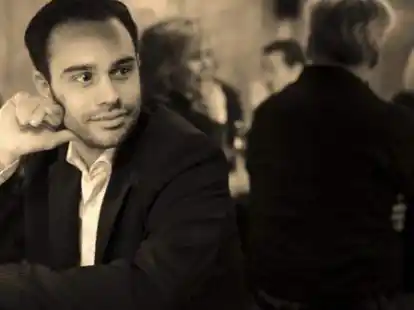 Tim S. singt bei den Fensterkonzerten Titel aus den Bereichen Soul, Latin, Gospel, Jazz und Pop.