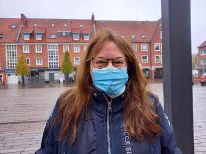 Ute &agrave; Tellinghusen (56) aus Emden: &bdquo;Ich hole mir meine dritte Impfung, also meinen Booster ab. Die letzte Impfung hatte ich im Juni. Das ist ein gutes Angebot von der Stadt und man muss auch nicht warten, bis man beim Hausarzt einen Termin bekommt.&ldquo;