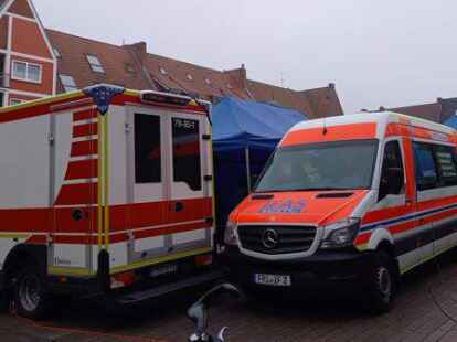 Um den Ansturm zu bew&auml;ltigen, standen gleich zwei Impfwagen auf dem Neuen Markt. Bild: