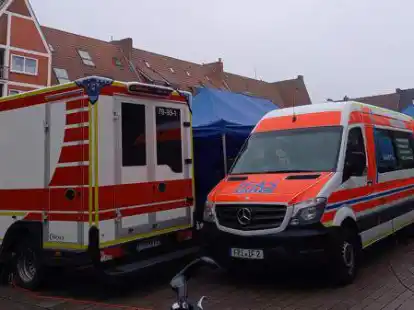 Um den Ansturm zu bew&auml;ltigen, standen gleich zwei Impfwagen auf dem Neuen Markt. Bild: