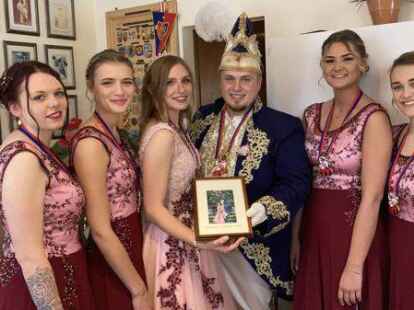 In der Ahnengalerie verewigt: Das scheidende Prinzenpaar Lea I. (Rautenhaus) und Timo II. (H&uuml;neke) hat im Beisein der vier Ehrendamen Cora Kwasny (von links), Liza-Marie Bosse, Neele Woltjen und Jule Petershagen ihr Foto aufgeh&auml;ngt.