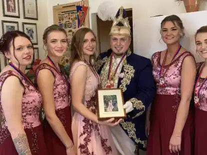 In der Ahnengalerie verewigt: Das scheidende Prinzenpaar Lea I. (Rautenhaus) und Timo II. (H&uuml;neke) hat im Beisein der vier Ehrendamen Cora Kwasny (von links), Liza-Marie Bosse, Neele Woltjen und Jule Petershagen ihr Foto aufgeh&auml;ngt.