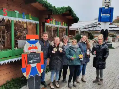 Vor dem vergr&ouml;&szlig;erten Bastelst&uuml;bchen, von links: Stephan K&uuml;rten, Jennifer und Bianca Brinkmann, Tanja K&uuml;rten und Andrea Hasler mit Schaustellerin Carmen Blume.