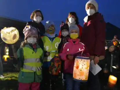 Hatten viel Freude beim Martinsumzug: (von links) Anna (5), Heike Piotrowski, Malte (7), Viktoria (8), Inga Kni&szlig;, Annika (8) und Karin Schuster