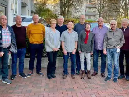 Zahlreiche Jubilare hat jetzt der IG-Metall-Ortsbeauftragte Jochen Luitjens (rechts) geehrt. Die M&auml;nner und Frauen auf diesem Bild sind seit 50 Jahren in der Gewerkschaft.