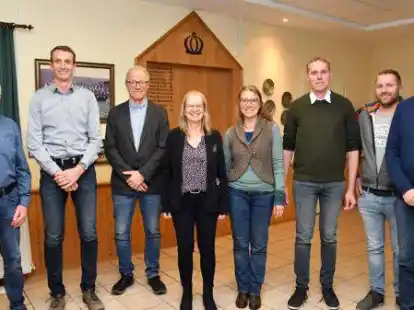 Zum Rat der Gemeinde Prinzh&ouml;fte geh&ouml;ren (von links) Werner Lange, Thomas Hacke, B&uuml;rgermeister Hans-Hermann Lehmkuhl, Regina Huntemann, Myriam Kentrup, Carsten Beckmann, Jan Th&ouml;le und Jens Bultmeyer sowie der an diesem Abend fehlende Johann Brinkmann.