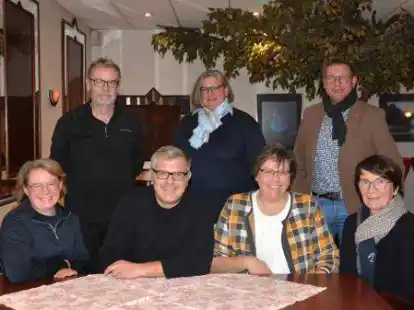 Das kommissarische Leitungsteam und die langj&auml;hrige Vorsitzende Ina Brengelmann (Mitte hinten) sowie B&uuml;rgermeister Heiner Kre&szlig;mann (hinten rechts) beim Abschluss der Versammlung.