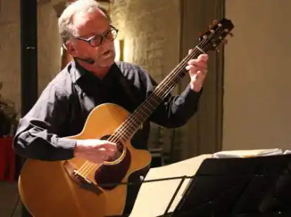 Hartmut Becker &uuml;berzeugte seine Zuh&ouml;rer auch mit etwas weniger bekannten Reinhard-Mey-Titeln.