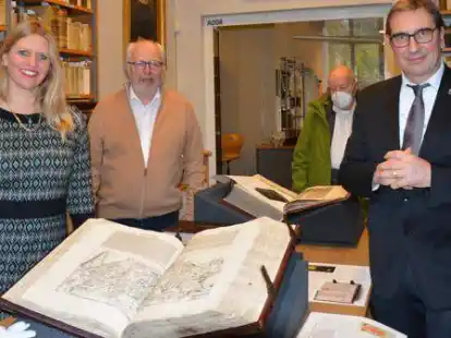 Freuen sich &uuml;ber die Ausstellungser&ouml;ffnung in der Bibliothek des Mariengymnasiums Jever: Dr. Anja Belemann-Smit, Hans-J&uuml;rgen Klitsch und Sven Ambrosy