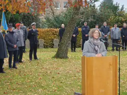 Kreispfarrerin Martina Wittkowski stellte in ihrer Ansprache zum Volkstrauertag auch einen Bezug zur Gegenwart her. Sie beklagte, dass die Fl&uuml;chtlinge an der polnisch-wei&szlig;russischen Grenze als Waffen missbraucht w&uuml;rden.