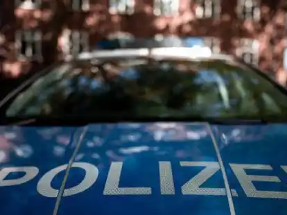 IDer Schriftzug Polizei ist auf einem Polizeiauto zu sehen.