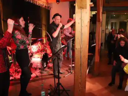 Die Friesoyther Kultband &bdquo;Zebu & and the Gnus&ldquo; begeisterte in der &bdquo;Alten Wasserm&uuml;hle&ldquo; mit ihrem &bdquo;Kur-Konzert&ldquo;.