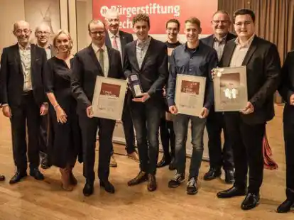Der 1. Preistr&auml;ger Lukas Ostendorf (Sechster von rechts), der 2. Preistr&auml;ger Johannes Babilon (Zweiter von rechts) und der 3. Preistr&auml;ger Steffen Pley (Vierter von rechts) mit dem Vorstandsvorsitzenden der B&uuml;rgerstiftung Vechta, Heinrich Wolking (rechts), und Vertretern der Stiftung.