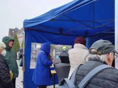 Gro&szlig;er Andrang beim mobilen Impfen auf dem Neuen Markt. Bild: